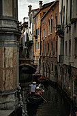 Gondoliere mit Gondel in Venedig Italien
