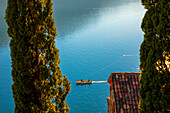 Fischerboot auf dem Luganersee an einem sonnigen Tag in Morcote, Tessin in der Schweiz