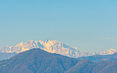 Schneebedeckter Berggipfel Monte Rosa an einem sonnigen Tag mit klarem Himmel im Tessin, Schweiz