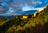 Wallfahrtskirche Madonna di Montallegro im Morgenlicht, Rapallo, Ligurien, Riviera di Levante, Italien