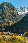 Aussicht von Soglio auf das Dorf Bondo im Bergell, Graubünden, Schweiz, mit dem Piz Cengalo im Hintergrund