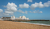 Badehaus mit Steg am Strand von Portsmouth, Hampshire, England, Großbritannien