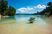 Ausblick auf den Stausee Lac de Sainte-Croixan der Verdon Schlucht, Provence, Frankreich
