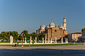 Blick über den Prato della Valle auf die Abtei Giustina in Padua, Italien