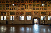 Innenansicht mit Fresken im großen Saal des Palazzo della Ragione in Padua, Italien