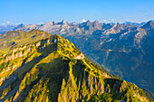 Luftansicht von Klingenstock und Chaiserstock am Abend, Morschach, Glarner Alpen, Kanton Schwyz, Schweiz