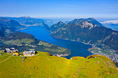 Luftansicht der Fronalpstock Gipfelstation mit dem Vierwaldstättersee, Rigi und Pilatus, Morschach, Glarner Alpen, Kanton Schwyz, Schweiz