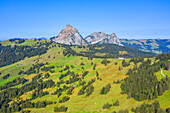 Luftansicht der Mythen, Glarner Alpen, Kanton Schwyz, Schweiz