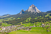 Luftansicht der Mythen mit Schwyz, Glarner Alpen, Kanton Schwyz, Schweiz