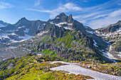 Die Albert Heim Hütte (2541m) mit dem Winterstock (3203m) und dem Lochberg (3074m) in den Urner Alpen im Furkapassgebiet, Kanton Uri, Schweiz