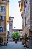 Gasse mit Rathaus in Bellinzona, Kanton Tessin, Schweiz