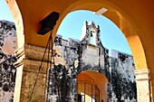 Gebäude an der Puerta de Tierra in den Gassen der Altstadt von Campeche, Yucatan, Mexiko