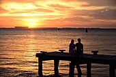 Sonnenuntergang an den Nordstränden  in der Ciudad de Isla Mujeres, vor Cancun, Yucatan, Mexiko