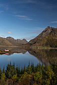 Sildpollness Kapelle am Austnesfjorden, Fjord, Lofoten, Austvagoja, Norwegen. Spiegelung