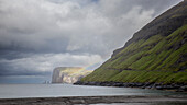 Blick auf Felsnadeln und Redgenbogen Risin og Kellingin vor Eysturoy von Tjornuvik Beach, Streymoy, Färöer Inseln