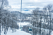 Seilbahn, Skigebiet Barukiani, Piste für Skifahren und Skifahrer, Bakuriani, Georgien