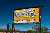 Verwittertes, buntes Firmenschild vor tiefblauem Himmel, Wickenburg, Arizona, USA