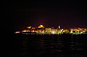Abendlicher Blick vom Hafen auf die historische venezianische Festung  aus dem 16. Jahrhundert, Korfu, Griechenland, Europa