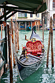 A gondola of the Gondola Traghetto di Riva del Vin (Sestiere di San Polo) is waiting for (wedding) guests, Venice, Italy, Europe