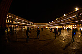 Die Piazza San Marco (Markusplatz) bei Nacht, Venedig, Italien, Europa