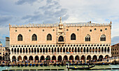 Blick vom Canal Grande auf die kunstvolle, gotische Palastanlage des Palazzo Ducale (Dogenpalast) mit Ausstellungen und Führungen durch Gemächer, Gefängnis und Waffenkammer, Venedig, Italien, Europa