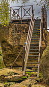Felsen mit Treppe zu einer Aussichtsplattform im Felsenlabyrinth Luisenburg bei Wunsiedel, Fichtelgebirge, Oberfranken, Bayern, Deutschland