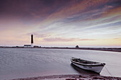 Sorve Tuletorn Leuchtturm, Saare, Saaremaa, Estland, Blatikum, Ostsee. Steine am Strand. Ruderboot.