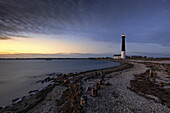 Sorve Tuletorn Leuchtturm, Saare, Saaremaa, Estland, Blatikum, Ostsee. Steine am Strand. Sonnenuntergang