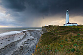 Nash point Leuchtturm, Sturm, Regenwolken, Strand, Küste, St. Donats, Llantwit Major, Wales.