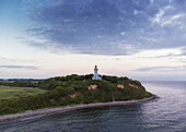 Blick vom Meer auf Küste und Leuchtturm Vesborg, Fyr, Samsö, Midtjylland, Dänemark