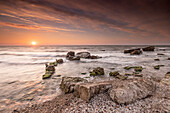 Strand mit Felsen Sonnenaufgang, Saare, Saaremaa, Estland, Baltikum.