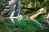 Wasserfall Slap Virje ergießt sich in grünes Becken. Wasserfall, Tolmin, Bovec, Slowenien