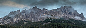 Bergpanorama, Wald im Vordergrund, Nebelschwarden Auronza di Cadore, Belluno, Südtirol, Dolomiten, Italien.