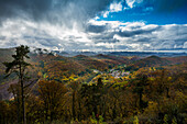 Herbstlich verfärbter Wald und Berge, Ruine Madenburg, Eschbach, bei Landau, Pfalz, Pfälzer Wald, Rheinland-Pfalz, Deutschland
