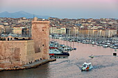Blick über den Alten Hafen, links der Tour du Roi René, Teil der Festung Fort Saint-Jean, Marseille, Bouches-du-Rhone, Provence-Alpes-Cote d'Azur, Provence, Frankreich