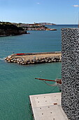 Bootsanleger am MuCem (Museum der Zivilisationen Europas und des Mittelmeers), im Hintergrund der Palais du Pharo, Marseille, Bouches-du-Rhone, Provence-Alpes-Cote d'Azur, Frankreich
