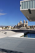 Im Vordergrund ein Teil der Villa Mediterranee, im Hintergrund die Kathedrale de la Major, Marseille, Bouches-du-Rhone, Provence-Alpes-Cote d'Azur, Frankreich