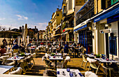Rue Felix Faure nahe dem Yachthafen von Cannes zur Mittagszeit, Cannes, Département Alpes-Maritimes; Frankreich