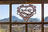Dekoherz aus Holz mit Almabtrieb-Motiv in altem Türfenster, Bauernhaus in Oberbayern, Bayern, Deutschland