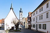 Forchheim, Marienkapelle mit Blick auf die Stadtpfarrkirche St. Martin in Oberfranken, Bayern, Deutschland