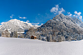Schneelandschaft, dahinter Schattenberg, 1845m, und Riffenkopf, 1748m, Oberallgaeu, Allgaeu, Bayern, Deutschland, Europa