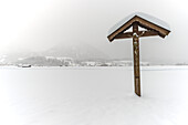 Feldkreuz mit Christusfigur, Lorettowiesen bei Oberstdorf, Allgäuer Alpen, Allgäu, Bayern, Deutschland, Europa