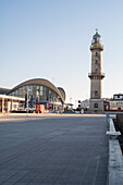 Blick auf den Leuchtturm mit Muschel in Warnemünde am Morgen, Rostock, Mecklenburg-Vorpommern, Deutschland