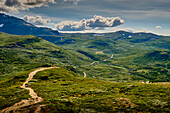 Sognefjellsvegen in Norwegen, einsamer Wanderweg über das Hochplateau, Gletscher, Wolken