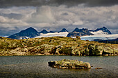 Sognefjellsvegen in Norwegen, einsame Landstrasse,  Hochplateau, Gletscher, Wolken