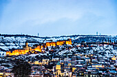 Abendlicher Blick auf die Altstadt von Tiflis mit ungewöhnlichem Schneetreiben