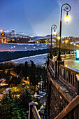 Abendlicher Blick auf die Altstadt von Tiflis mit ungewöhnlichem Schneetreiben, Georgien, Europa