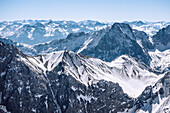 Winterliches Alpenpanorama, gesehen vom Jubiläumsgrat, von der Zugspitze zur Alpspitze im Wettersteingebirge, Bayern, Deutschland