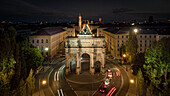 Siegestor von oben bei Nacht, München, Bayern, Deutschland