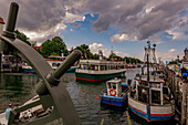 Boote im Hafen von Warnemünde, Ostsee, Rostock, Mecklenburg-Vorpommern, Deutschland